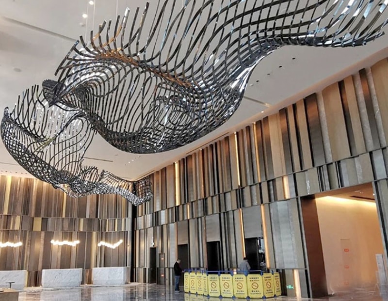 Installation de lustre d&eacute;coratif sur mesure dans un hall d'h&ocirc;tel